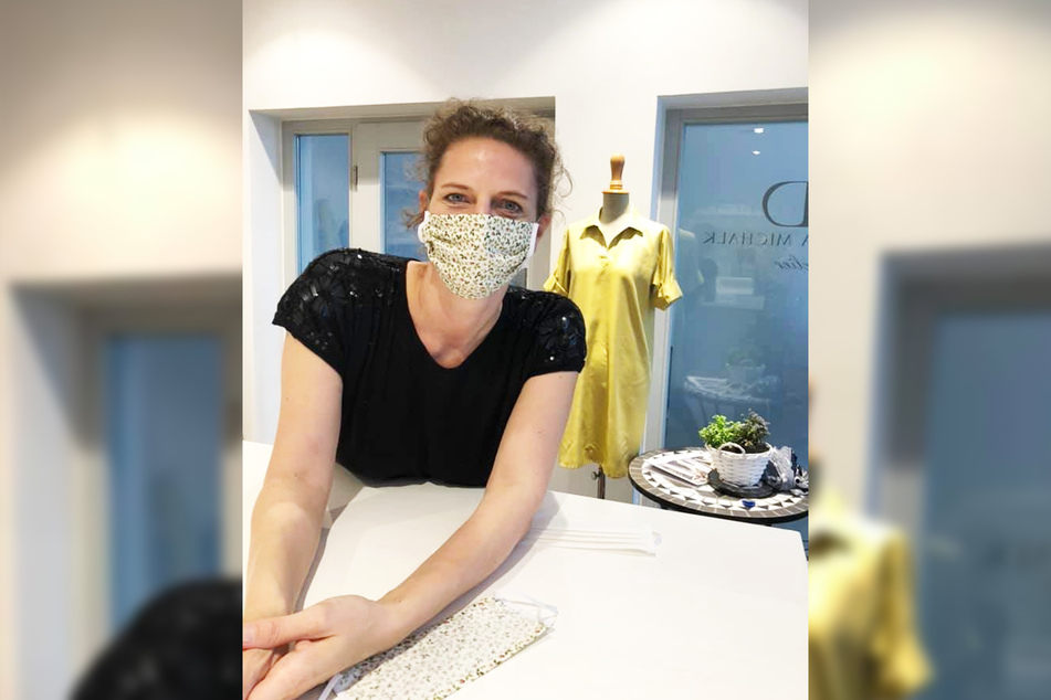 Designerin Dorothea Michalk zeigt, wie gut ihr selbst genähter Mundschutz passt