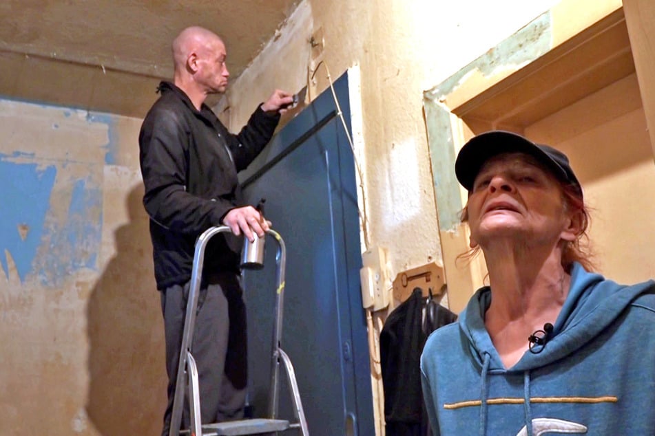 Daniel (41) und seine Partnerin Ilse (67) renovieren.