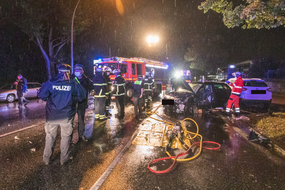 Mit Alkohol am Steuer: Frau mit knapp 2 Promille sorgt für doppelten Totalschaden