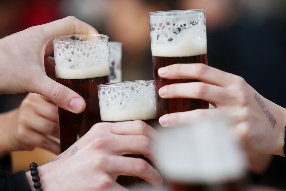 Nach monatelanger Zwangspause dürfen Gastronomen wieder Gäste begrüßen. In einer Bar in Karlsruhe hatte ein Umtrunk einen bitteren Beigeschmack.