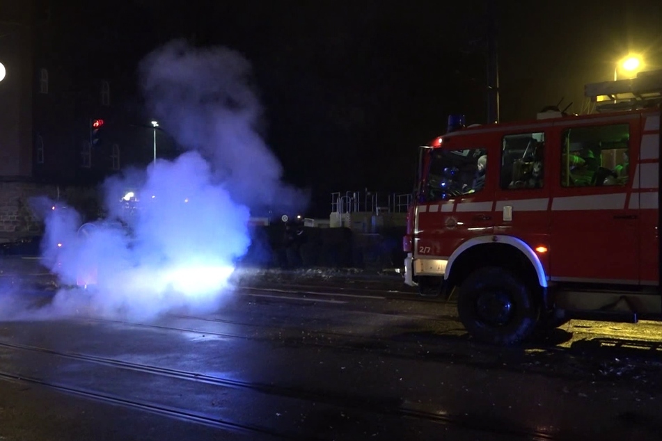 In Essen sind Einsatzkräfte in der Silvesternacht aus einer Gruppe Jugendlicher heraus mit Feuerwerkskörpern beworfen worden.