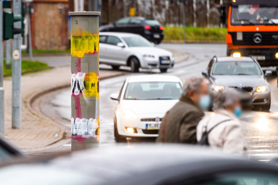 Schon wieder wurde der Blitzer in der Zwickauer Straße in Chemnitz beschmiert.