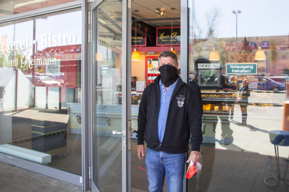 Auch das geht: Silvio Schuppelius (49) aus Dresden nutzte seinen Schal als Mundschutz für den Einkauf beim Bäcker.