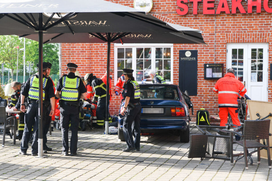 Der Wagen raste in die Außengastronomie und erfasste zwei Gäste.