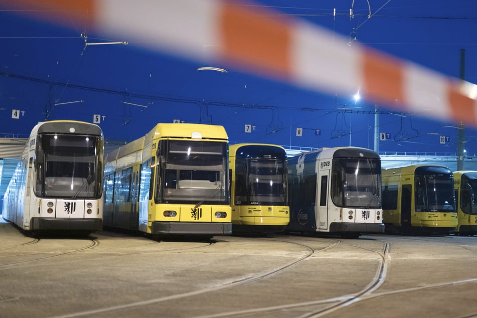Auch die Bahnen der Dresdner Verkehrsbetriebe bleiben am Freitag im Depot.