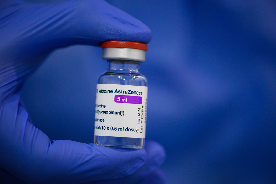 Erstimpfungen werden derzeit in Sachsen ganz überwiegend mit AstraZeneca gemacht. Vereinzelt werde auch der Impfstoff von Moderna eingesetzt. Die noch vorhandenen Biontech-Bestände würden für Zweitimpfungen benötigt, so das DRK. Eine freie Wahl des Impfstoffes gibt es in Sachsen nicht.