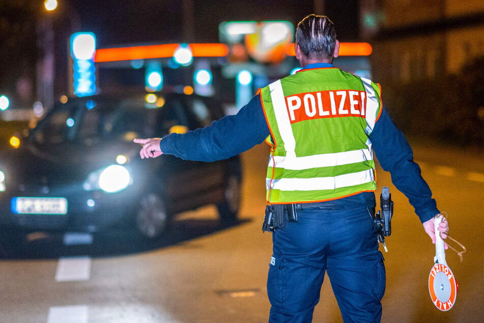 Die Polizei kontrollierte am Dienstagmorgen in der Crimmitschauer Straße in Werdau die Beleuchtung der Fahrzeuge.