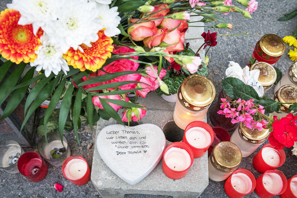 Direkt nach der Messer-Attacke wurden Blumen am Tatort Blumen und Kerzen niedergelegt. Jetzt jährt sich das Attentat zum zweiten Mal.