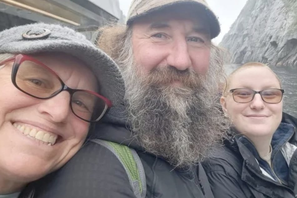 Tania, Eric und Lu Lewis mussten eine ganze Nacht auf ihre Rettung warten.