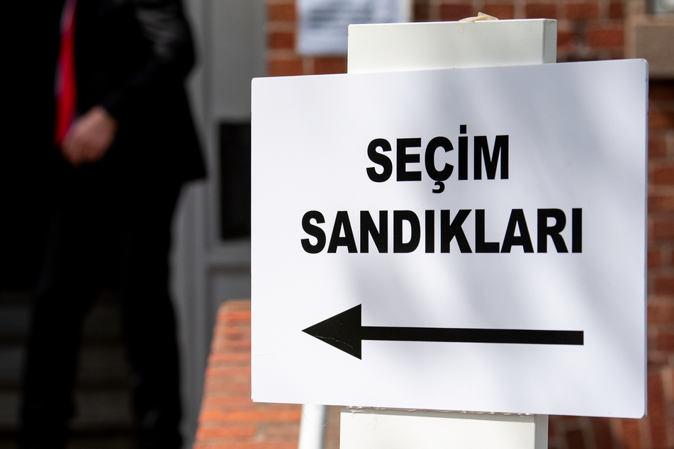 Türken in Deutschland wurden zur diesjährigen Wahl aufgerufen. Ein Schild mit der Aufschrift "Secim Sandiklari" zeigt den Weg zur Wahlurne.