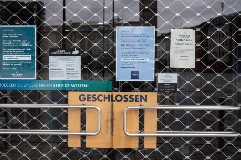 Dortmund: Die Türen zu einer Karstadt-Filiale sind mit einem Rollgitter verschlossen. Der Warenhauskonzern Galeria Karstadt Kaufhof wartet weiter auf Staatshilfen.