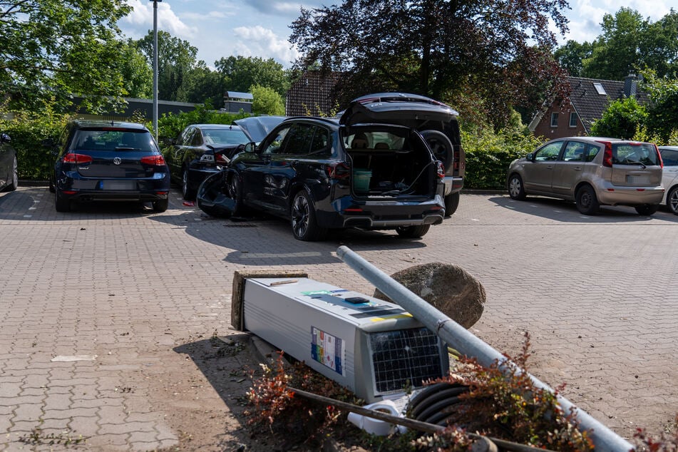 Der Fahrer kollidierte mit einem Verkehrsschild, einem Parkautomaten und einem Findling.