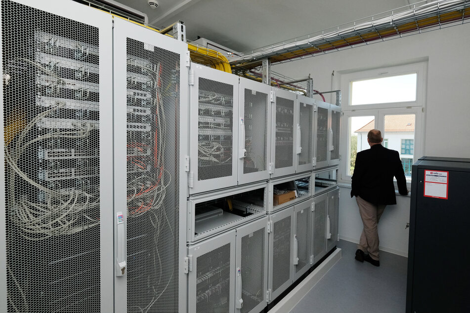Blick in einen Serverraum des Gemeinsamen Kompetenz- und Dienstleistungszentrums (GKDZ) in Leipzig. Unter anderem aufgrund von IT-Problemen soll es nun weiteren Verzug bei der Fertigstellung des Zentrums geben.