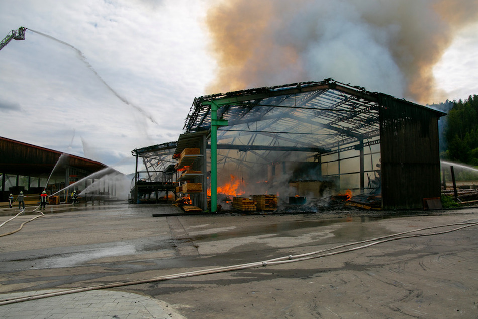 Das Sägewerk in der Oberpfalz brannte komplett aus.
