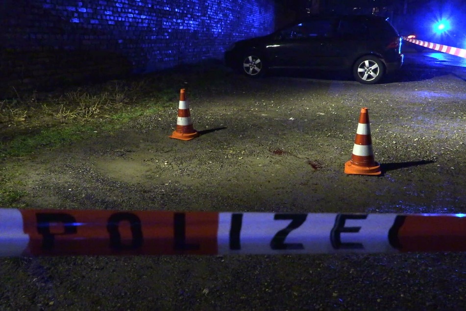 Zwei Männer (41 und 29 Jahre) wurden durch die Schüsse schwer verletzt, ein dritter Mann (33) erlag seinen Verletzungen.