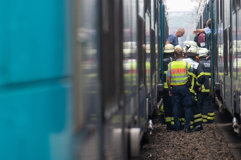 Hamburg: Zug bleibt liegen: 106 Fahrgäste müssen mitten auf den Gleisen aussteigen