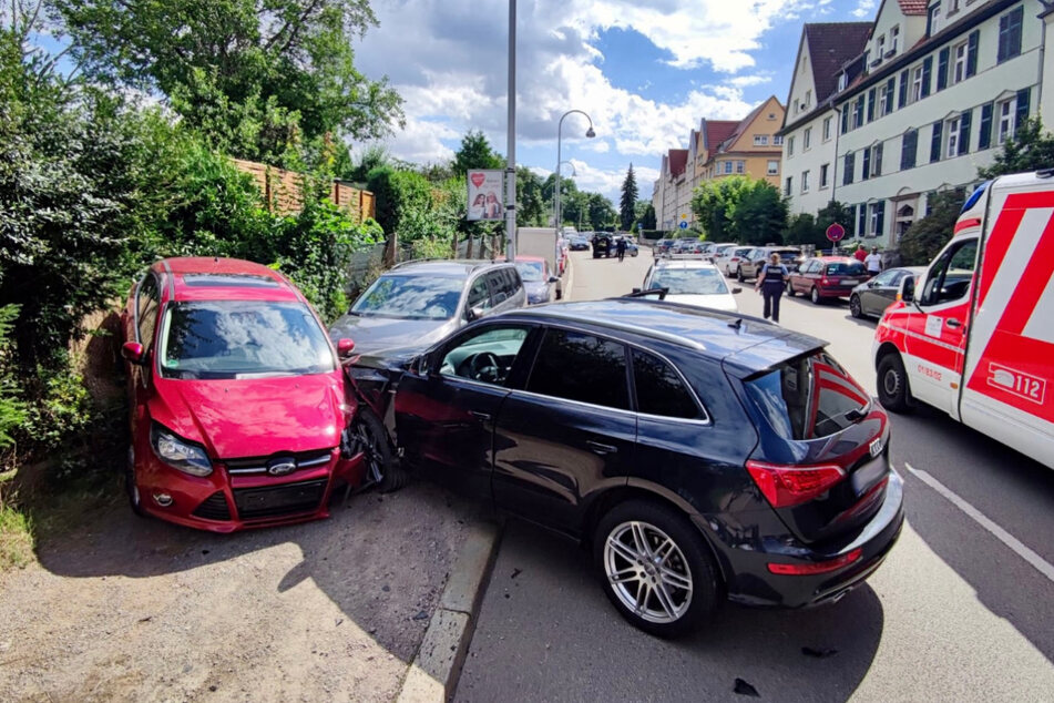 Der Audi erwischte zwei parkenden Autos und schob eines davon in den angrenzenden Gartenzaun.