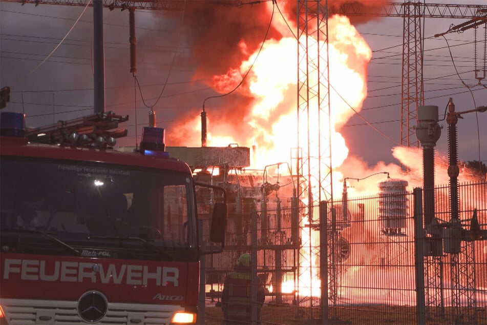 Am heutigen Mittwoch hat es auf dem Gelände eines Umspannwerks in Bremen gebrannt. Die Flammen schlugen bis zu 30 Meter hoch.