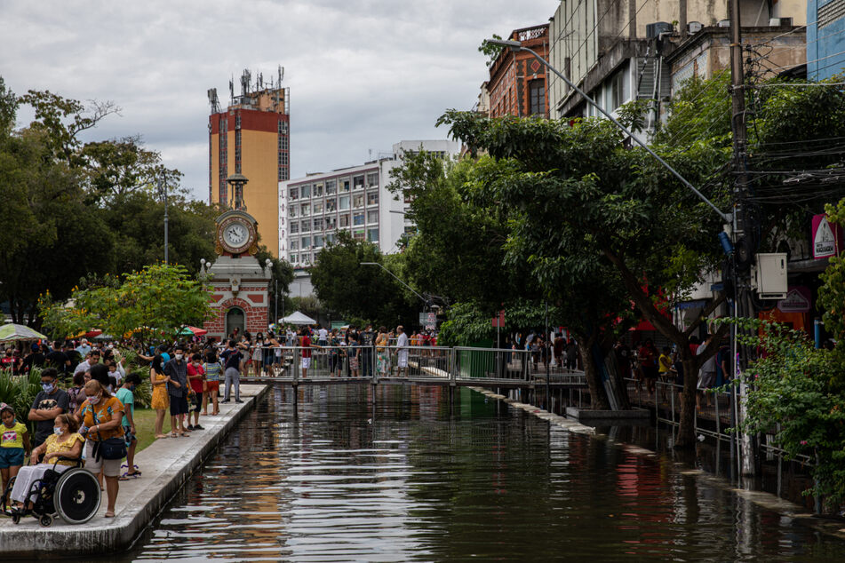 Nachdem der Pegelstand des Rio Negro weiter gestiegen ist, haben die Überschwemmungen das Zentrum der Amazonas-Metropole Manaus erreicht.
