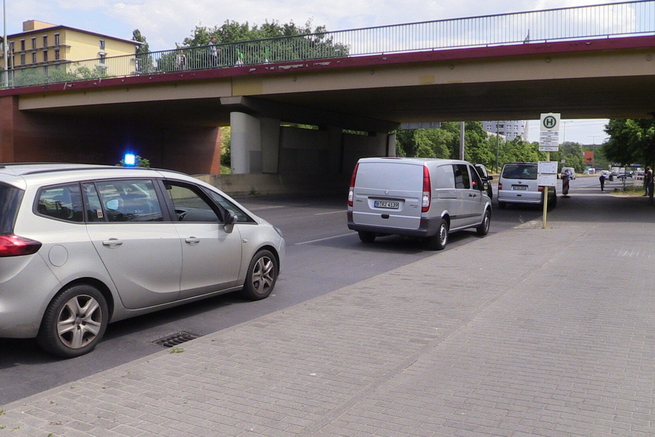 Von dieser Brücke in Berlin-Friedrichsfelde hat ein Unbekannter am Montag einen E-Roller auf die Fahrbahn geworfen.
