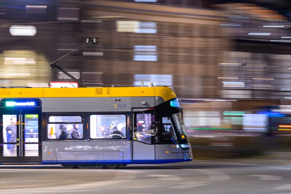 Der Radfahrer stieß mit der Straßenbahn zusammen. (Symbolbild)