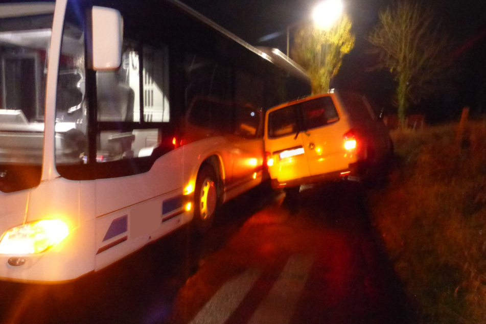 Ein Mann (24) ist am Freitag mit seinem Transporter in Morsbach-Rhein beim Versuch, einen Linienbus über eine Böschung zu überholen, mit seinem Wagen umgekippt.