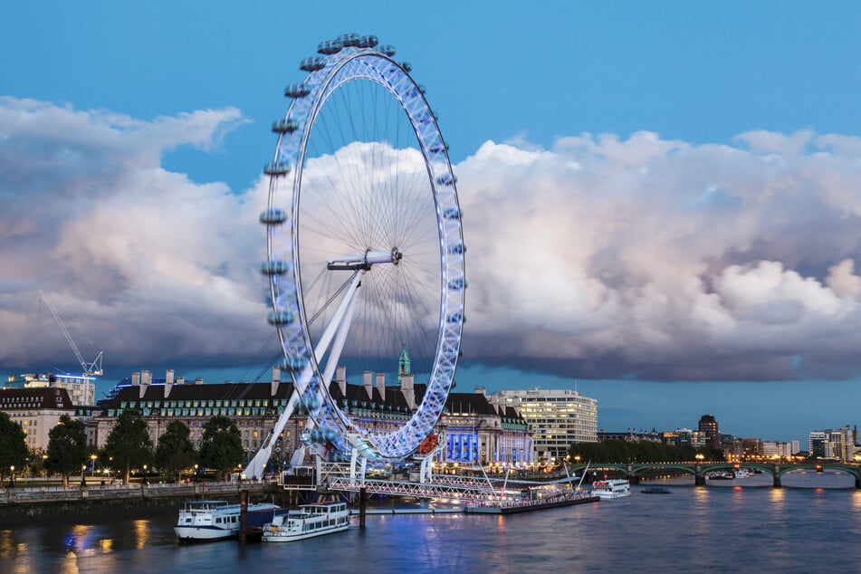 Das London Eye ist eine beliebte Touristen-Attraktion an der Themse.