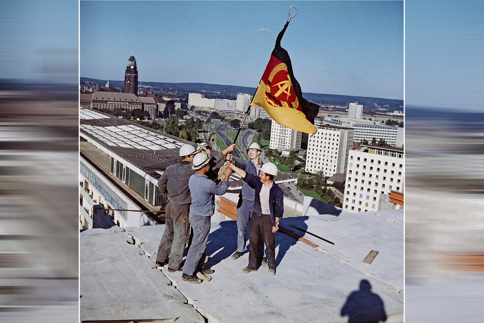 Kurz vor der Eröffnung vor 50 Jahren: Bauarbeiter hissen auf dem Dach des Interhotel Newa die Fahne der DDR.