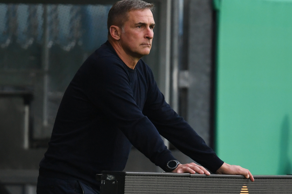 Deutschlands U21-Nationalcoach Stefan Kuntz steht an der Seitenlinie.