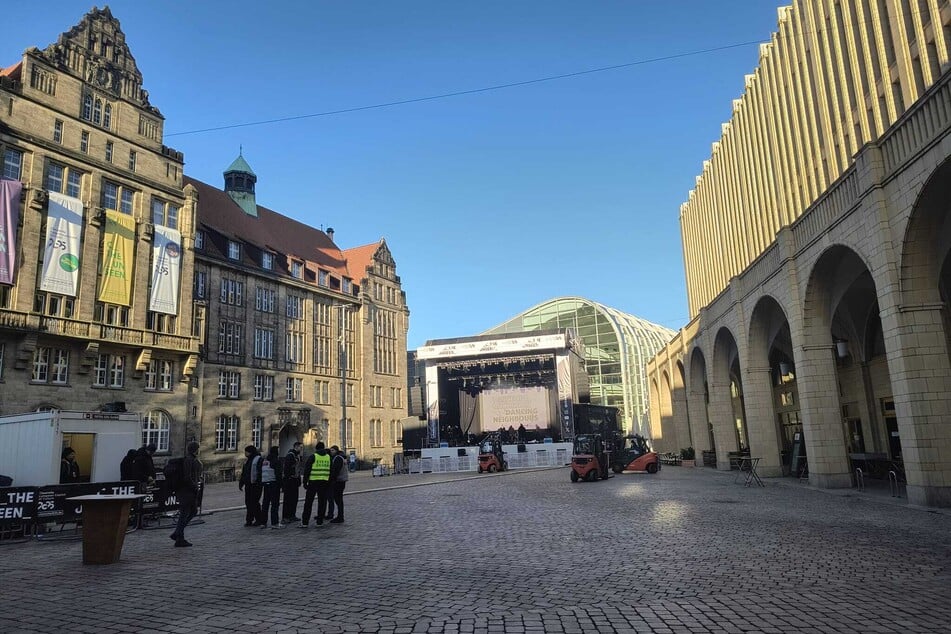 Die letzten Vorbereitungen wie hier an der Bühne am Neumarkt laufen.