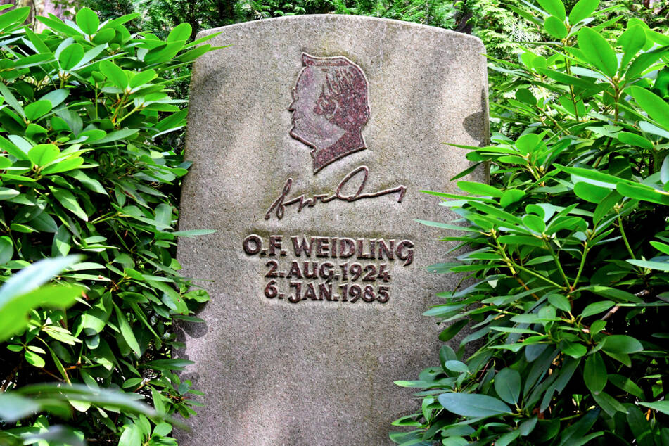 Weidlings Grabstein auf dem Heidefriedhof.