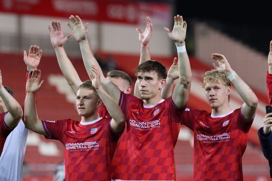 Die Zwickauer um Lennart Möbius (22, M.) feierten das 29. ungeschlagene Heimspiel.