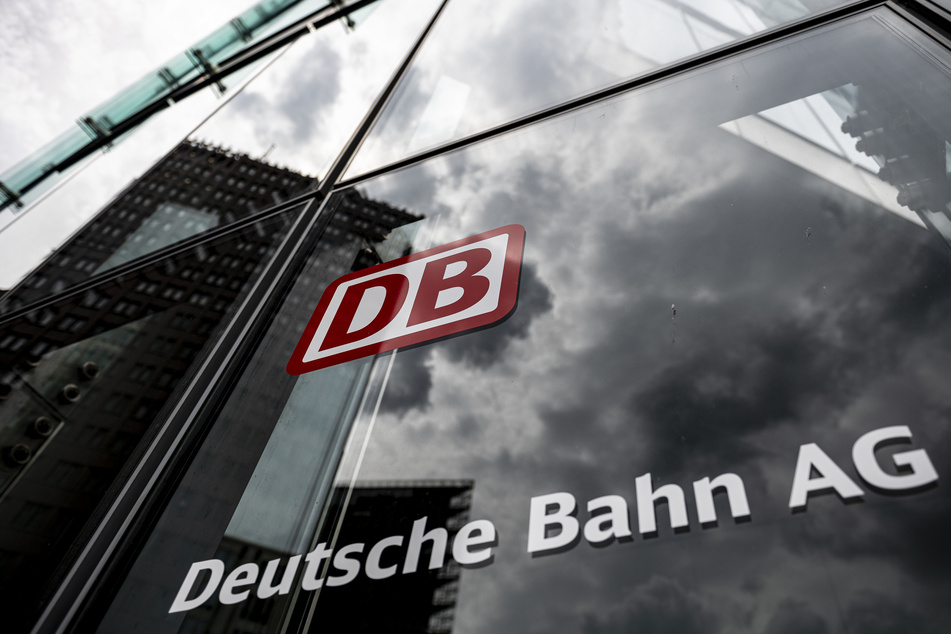 Die Deutsche Bahn rechnet 2020 im laufenden Geschäft mit einem Rekordverlust. Zum Jahresende erwarte man ein Minus von bis zu 3,5 Milliarden Euro vor Zinsen und Steuern (Ebit), kündigte das Bundesunternehmen am Donnerstag an.