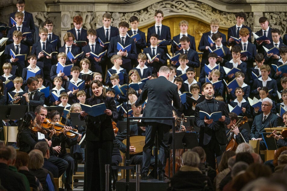 Kreuzkantor Martin Lehmann dirigiert den Kreuzchor mit den Solisten Miriam Feuersinger (l.) und Daniel Johannsen.