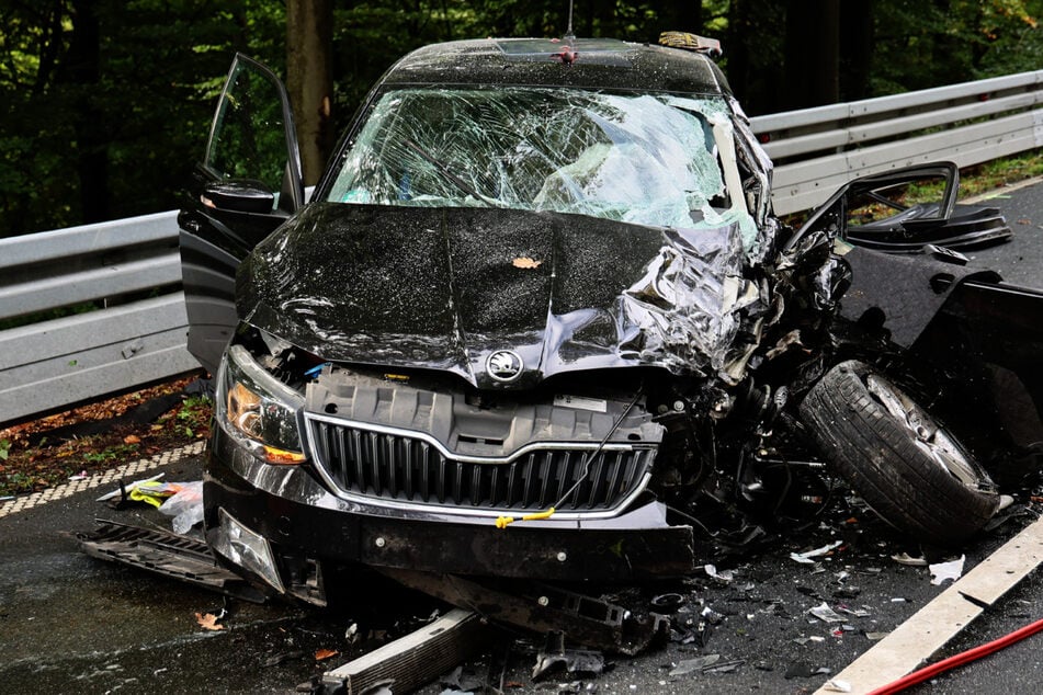 Die Feuerwehr hatte den 71-Jährigen aus dem Skoda befreien müssen.