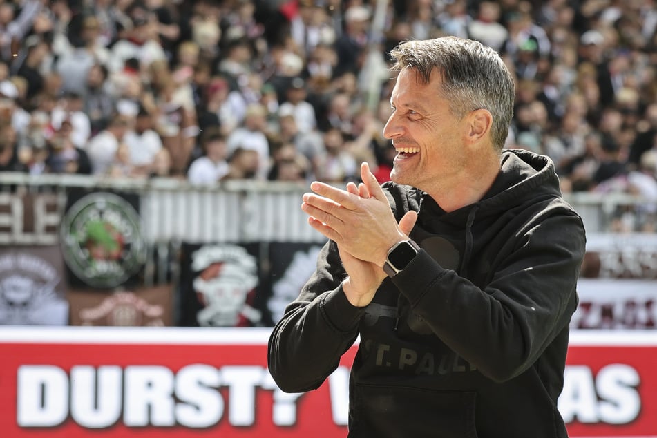 Applaus! Alexander Blessin (51) ist stolz auf den Klassenerhalt seiner Elf.