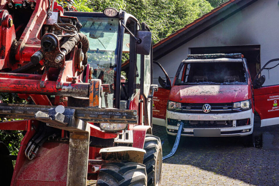 Mithilfe des Frontladers eines benachbarten Landwirts konnte das brennende Fahrzeug aus der Halle ins Freie gezogen werden.