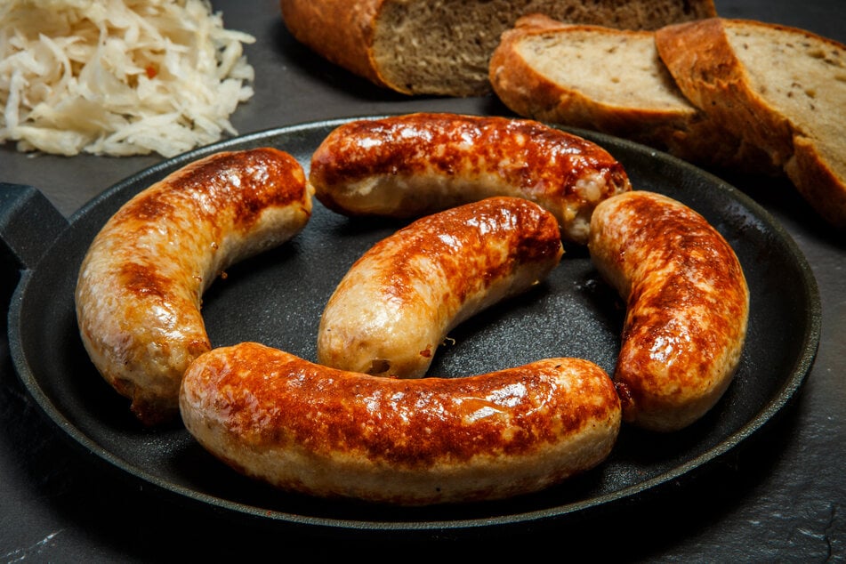 Bratwurst und Brot decken einen großen Teil der Salzmenge ab, die pro Tag empfohlen wird.