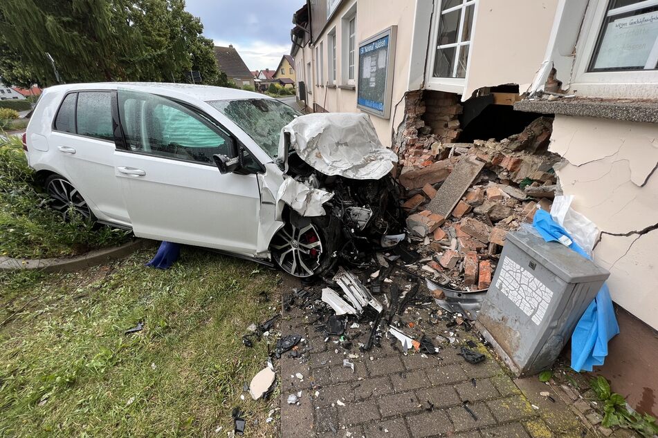 VW-Fahrer kracht in Gaststätte und stirbt: Haus einsturzgefährdet?
