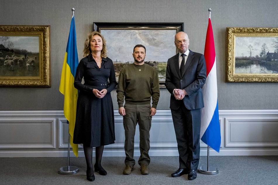 Wolodymyr Selenskyj (45, M.), Präsident der Ukraine, steht für ein Foto zusammen mit Jan Anthonie Bruijn, Präsident des Senats der Niederlande, und Vera Bergkamp, Präsidentin des Repräsentantenhauses.