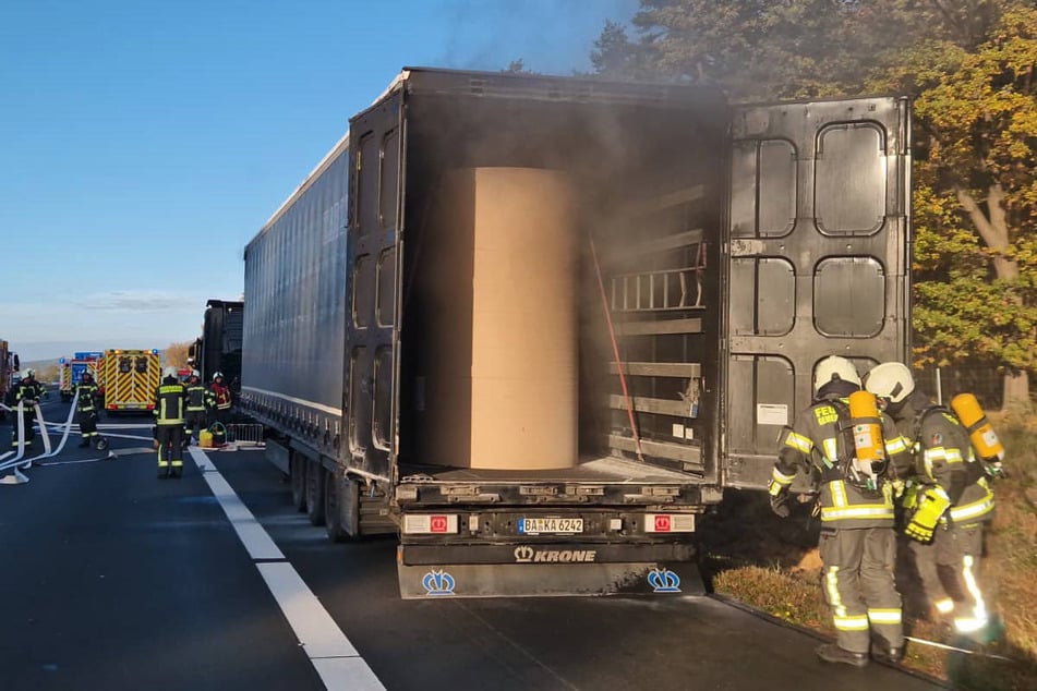 Der Sattelzug hatte riesige Papierrollen geladen.