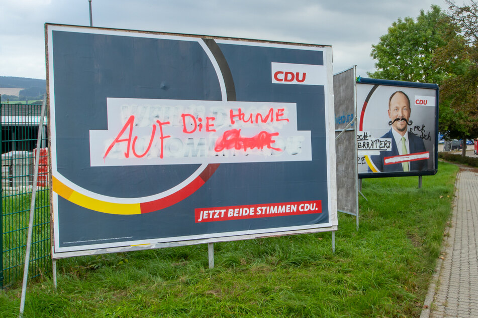 Mit den Worten "Auf die Hunde" wurde der eigentliche Slogan der CDU übersprüht: "Weils drauf ankommt, CDU!"