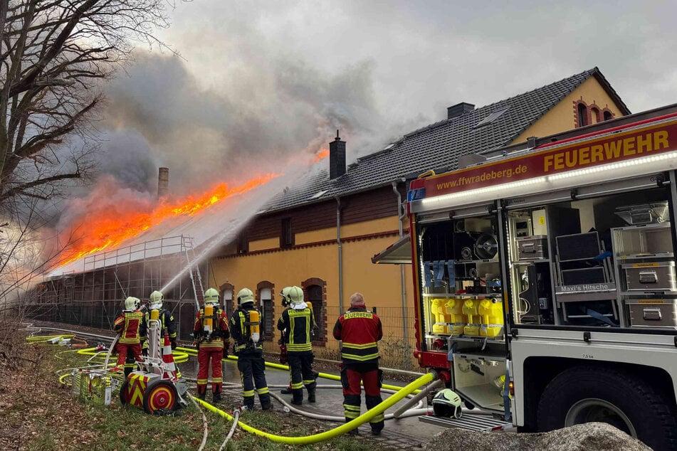 Löscharbeiten am Objekt an der Talstraße in Radeberg.