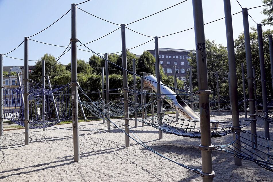 Der Seil-Spielplatz im Park der Opfer des Faschismus muss ab Dienstag für voraussichtlich zwei Tage gesperrt werden. (Archivfoto)