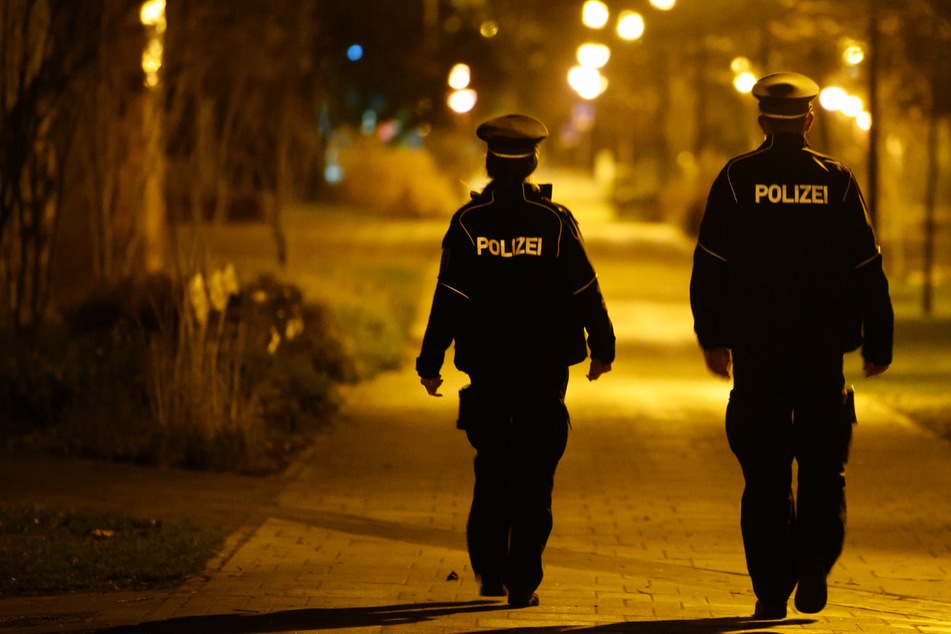 Zwei Polizisten sind nachts in der Stadt unterwegs, um die Einhaltung der Corona-Regeln zu überprüfen. In Hamburg war zwar viel los, insgesamt blieb es aber ruhig. (Symbolfoto)