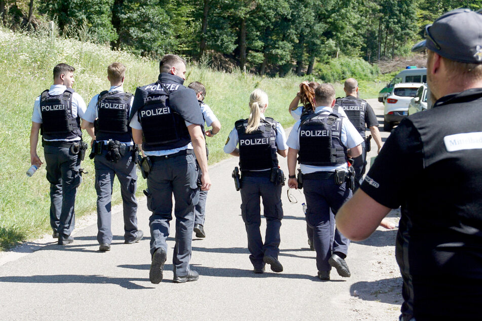Polizisten am Montag auf der Suche nach dem 31 Jahre alten Mann.