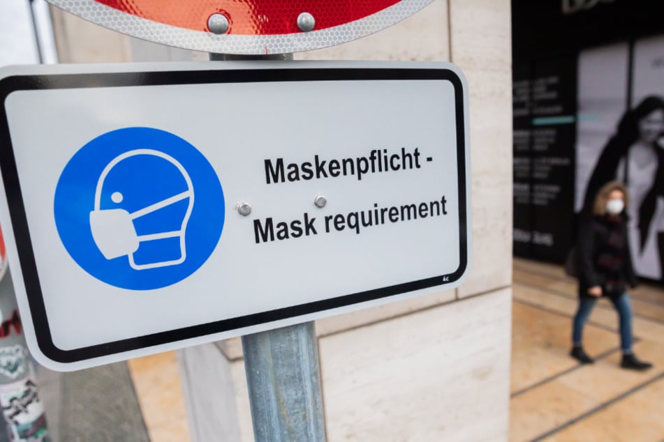 Bald müssen in Bussen und Bahnen sowie beim Einkaufen besser schützende Masken getragen werden.