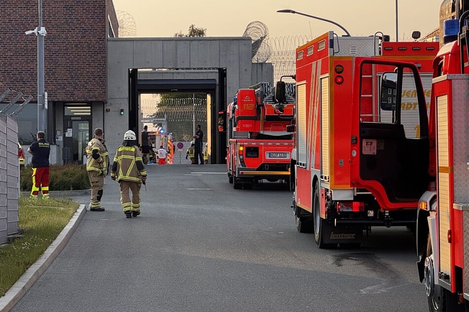 Die Feuerwehr musste am Dienstagabend in Hof anrücken, um einen Brand in einer Abschiebehafteinrichtung zu löschen.