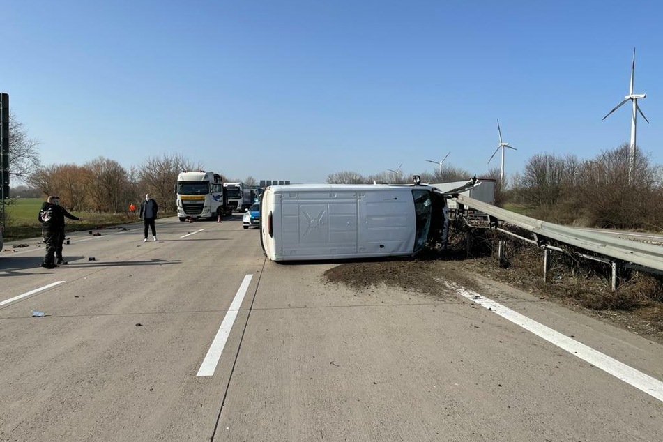 Transporter kracht in Leitplanke und kippt um: Fahrer (59) im Krankenhaus