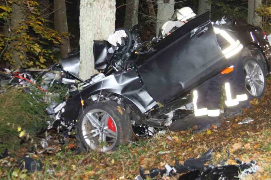 Von dem Audi A5 blieb nach dem Unfall in Bayern nur ein Wrack übrig.